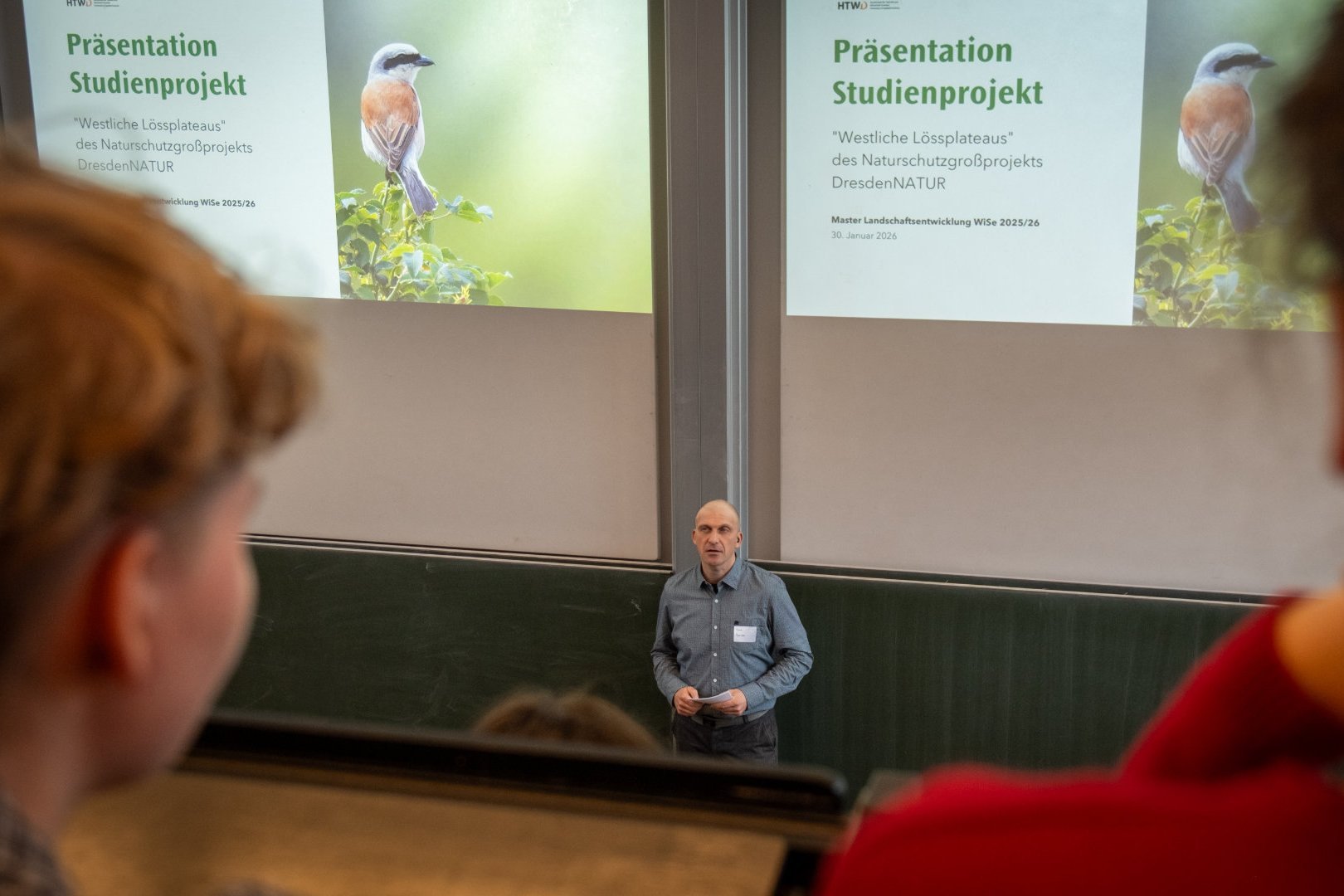 Ein Mann, der vor Publikum spricht.