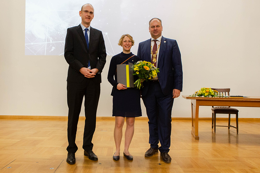 Rebekka Rudisch (Mitte) wurde für ihre Masterarbeit zu einem optimierten Serviceprozess für Elektromobilität mit dem Dresden Excellence Award ausgezeichnet.