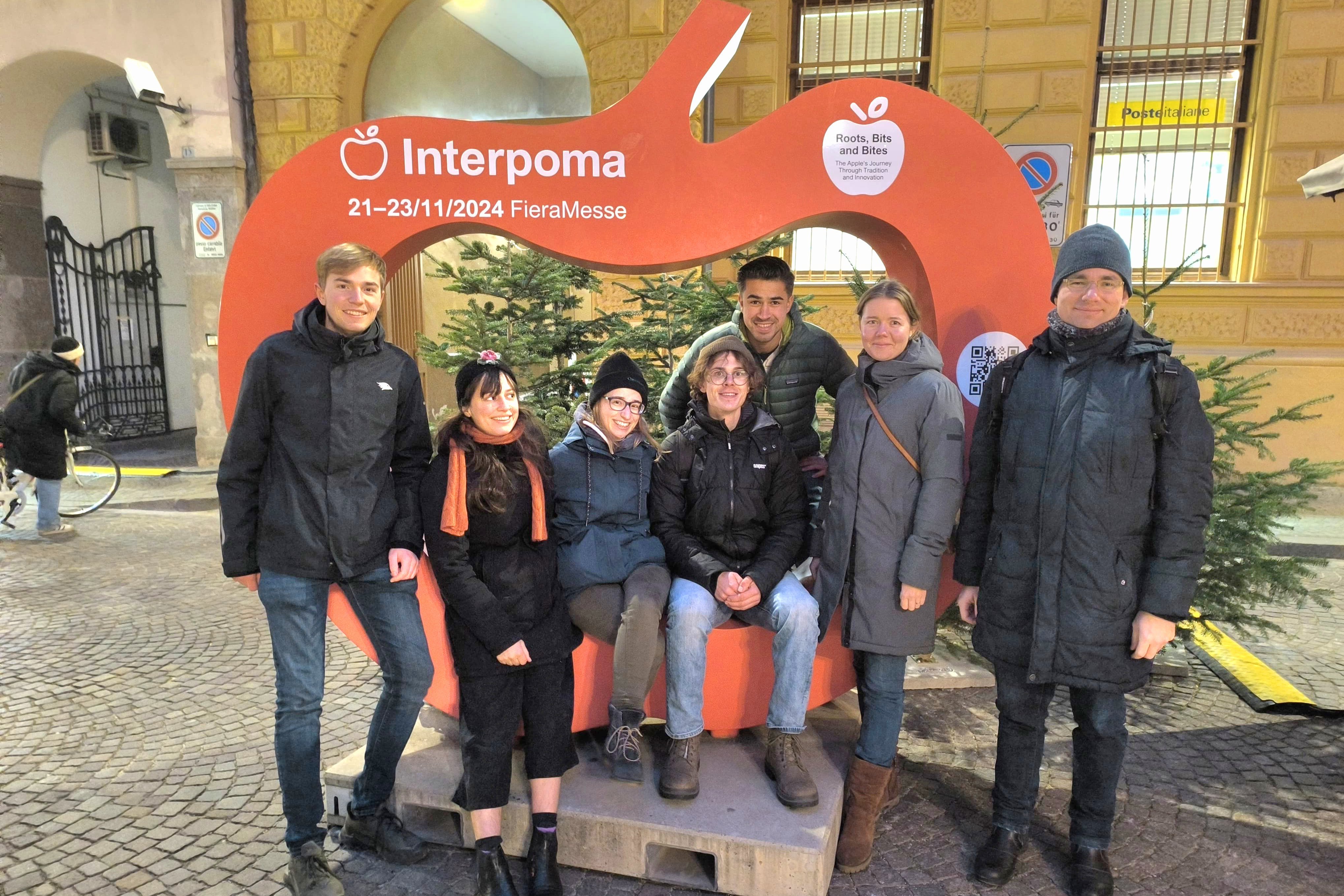 Die Exkursionsgruppe auf dem Apfelmarkt in Bozen