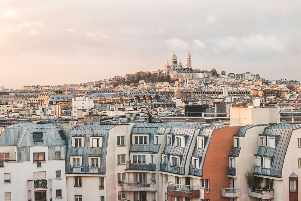 Ein Studium in Paris bietet neben dem Erwerb von Sprachkenntnissen auch die Möglichkeit, in einer einzigartigen Stadt zu leben, die kulturell viel zu bieten hat.