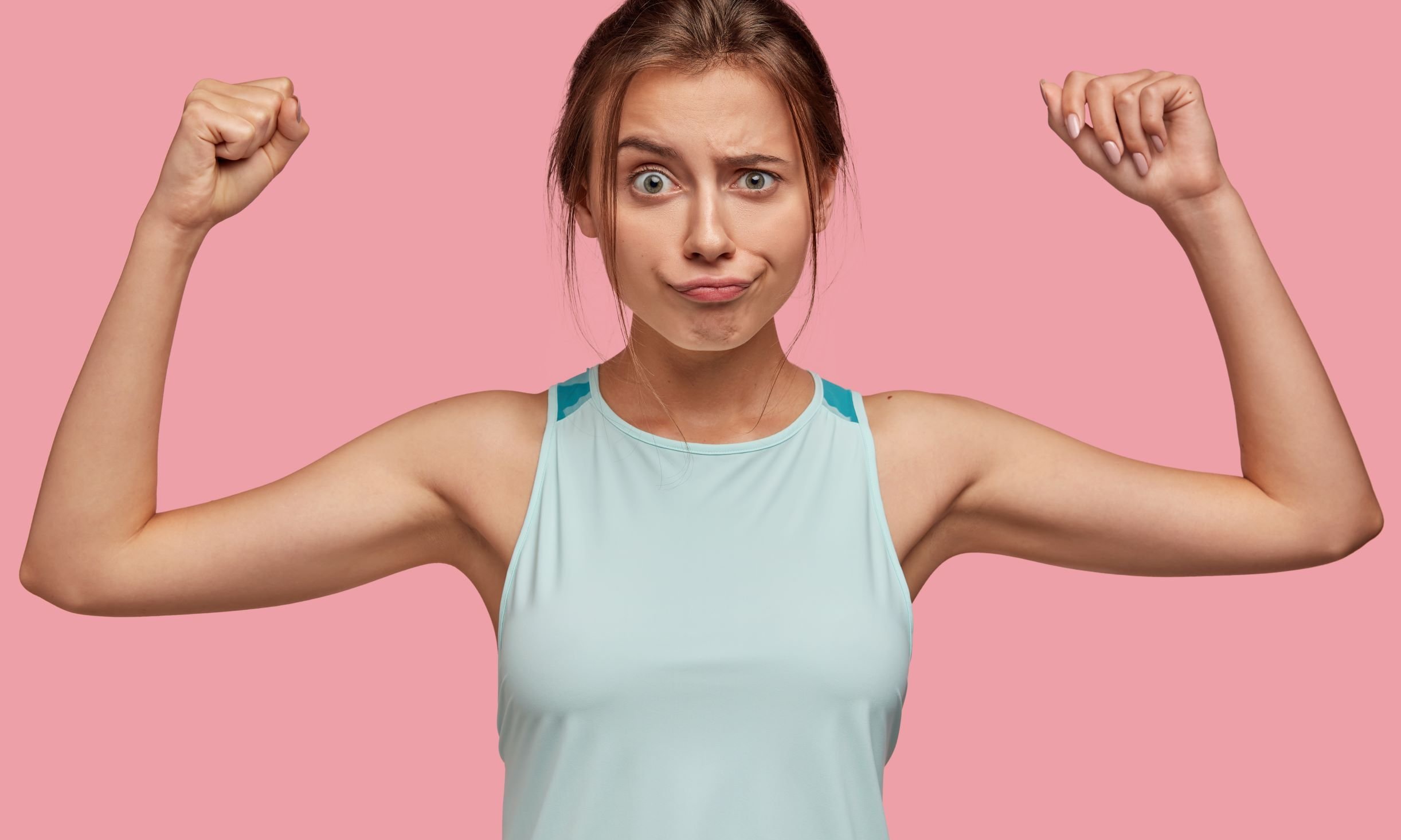 Stärken und Schwächen - Frau zeigt Muskeln